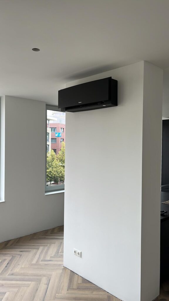 zwarte split unit airco