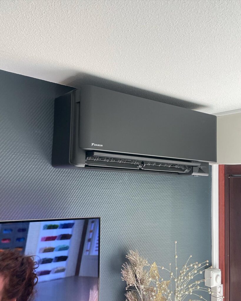 zwarte airco binnenunit