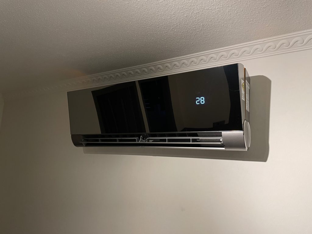 zwarte airco met display