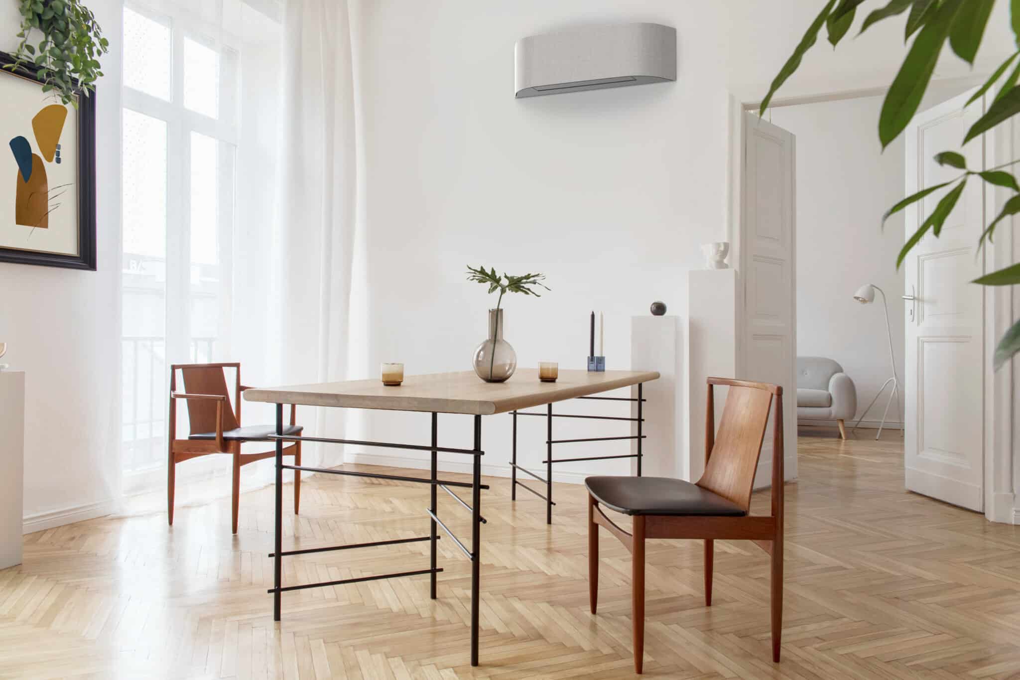Toshiba Haori design airco met lichtgrijs stoffen cover in een interieur