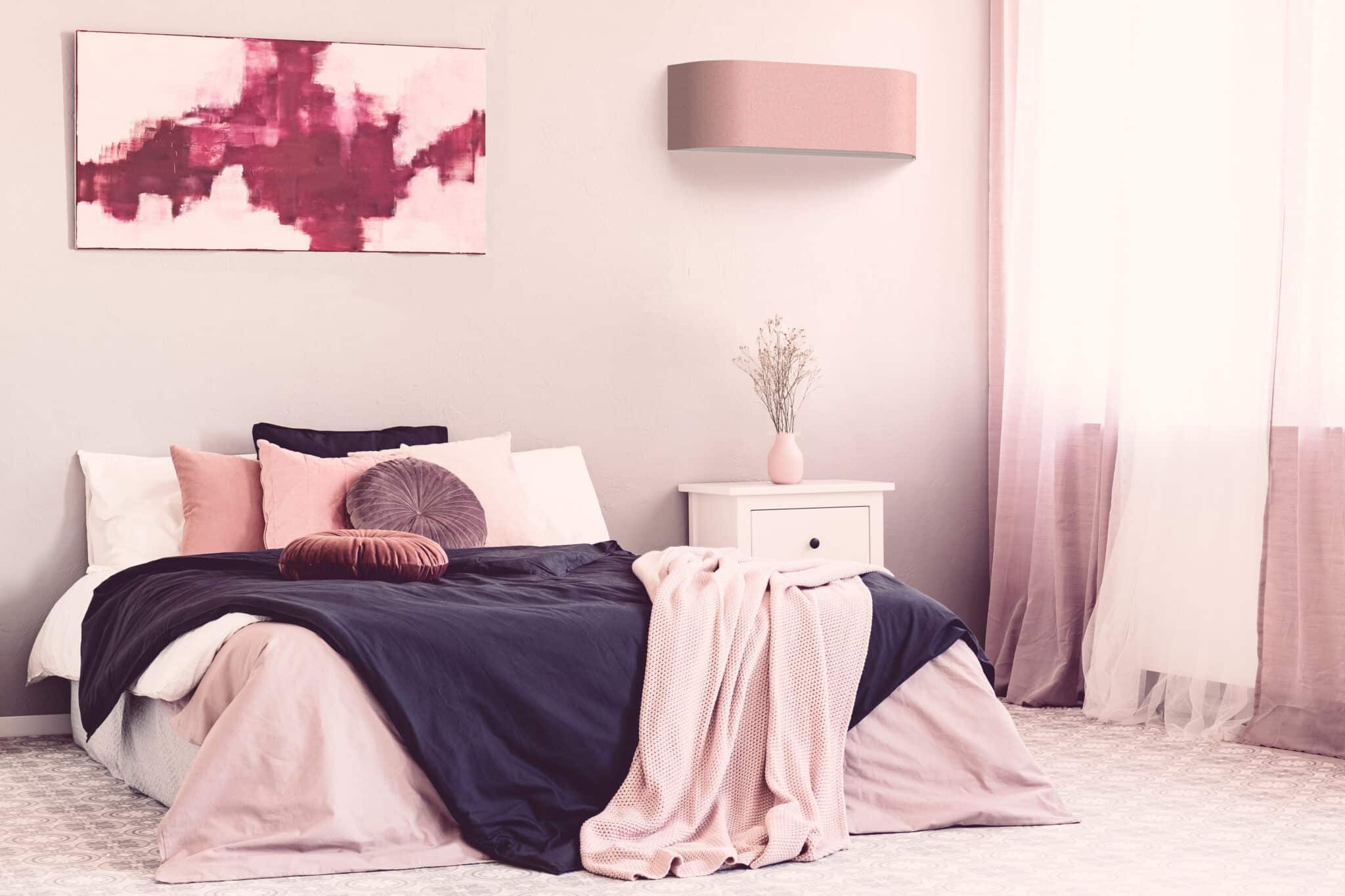 Toshiba Haori design airco met roze stoffen cover in een interieur