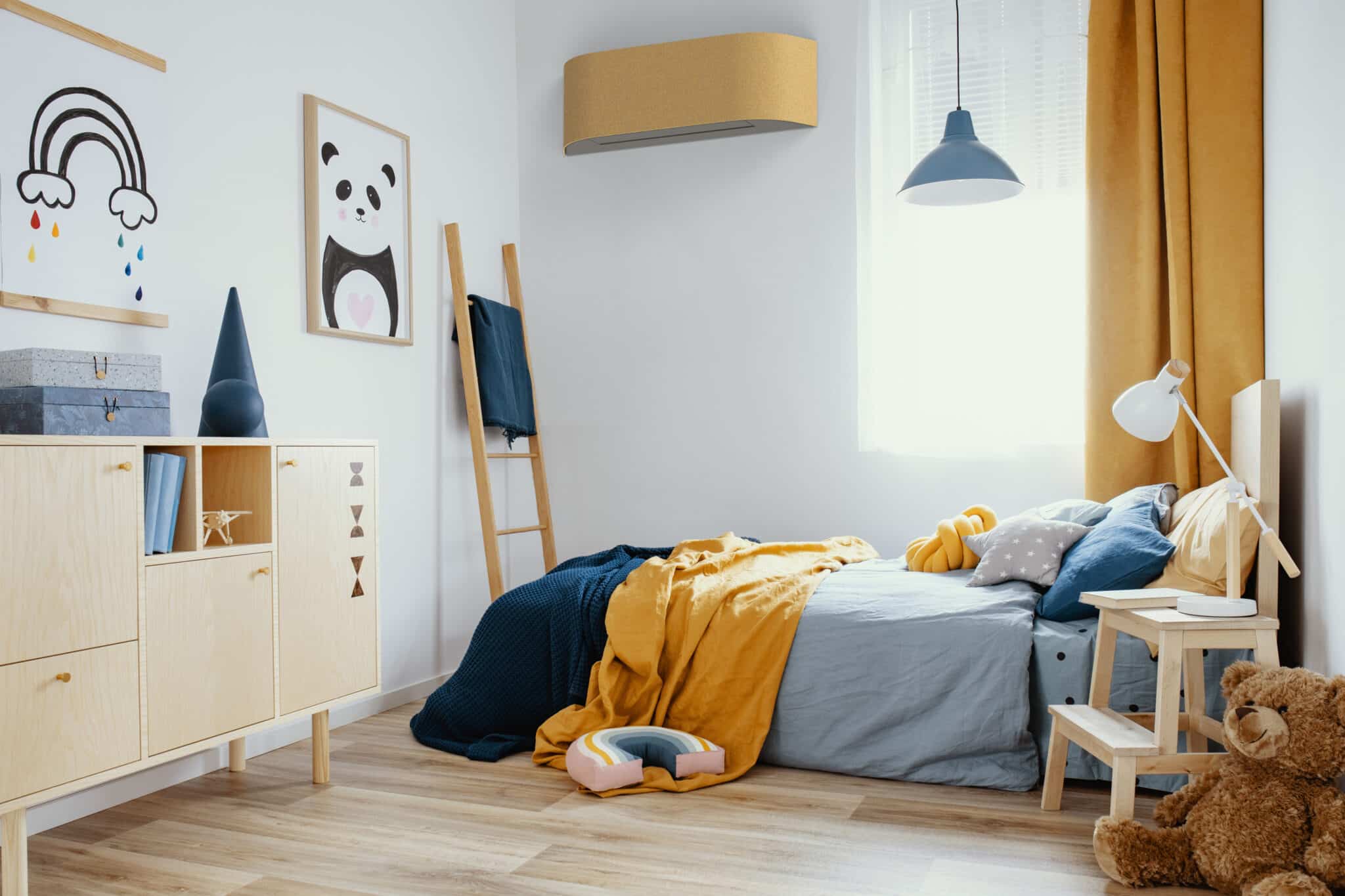 Toshiba Haori design airco met geel stoffen cover in een interieur